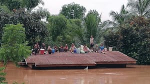 Laos’ta baraj çöktü, yüzlerce kişi sular altında kaldı
