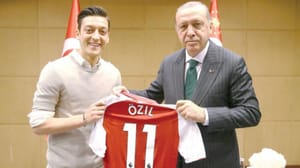 Erdoğan’dan Özil’e destek: Irkçı ve kabul edilemez
