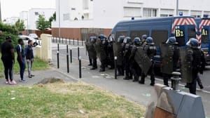 Fransa’da polis bir genci vurdu sokaklar karıştı