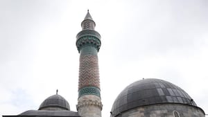 12 bin parça çinili minare yıllara meydan okuyor