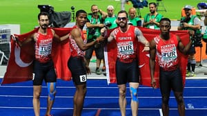 Erkekler 4×100 metre bayrak yarışında gümüş madalya