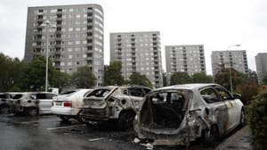 İsveç’te 97 araç kundaklandı