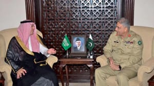Suudi Enformasyon Bakanı, Pakistan Kara Kuvvetleri Komutanı ile bir araya geldi