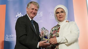 Emine Erdoğan’a ‘İnsani Hizmet Takdir Ödülü’ verildi