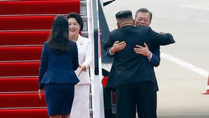 Kuzey Kore lideri Kim’den Güney Kore Başkanı Moon’a samimi karşılama