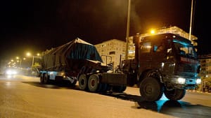 Obüs ve tank yüklü tırlar Kilis’e ulaştı