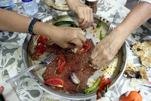 Zırh ve odun ateşinden çıkan lezzet: Tepsi kebabı