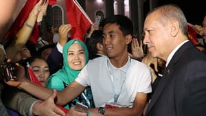 Cumhurbaşkanı Erdoğan’a Kırgızistan’da yoğun sevgi gösterisi