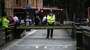 Londra’da araç cami çıkışı yayaların arasına daldı!