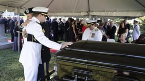 Senatör McCain son yolculuğuna uğurlandı