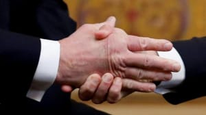Trump ile Macron arasındaki gergin tokalaşma dikkatleri çekti