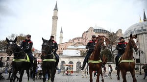 ‘Atlı Birlikler’ Sultanahmet’te devriyeye başladı