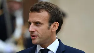 Macron, Cezayirli savaşçılara ‘onur nişanesi’ verdi