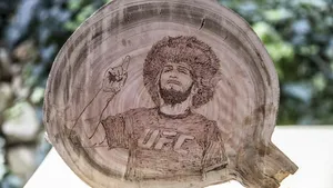 Nurmagomedov’un galibiyetini ahşaba işledi