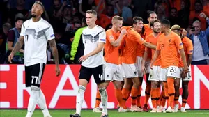 Hollanda, Almanya’yı üç golle geçti
