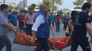 Alışveriş merkezinde yürüyen merdiven kazası: 12 yaralı