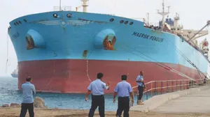 Suudi Arabistan’ın ilk petrol yardım sevkiyatı Yemen’e ulaştı